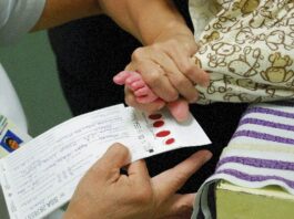 Tamiz neonatal: toma de la muestra de sangre del talón de un bebé