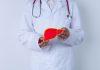 tumor necrótico solitario del hígado; hígado, conceptualización moderna; médico, persona con bata y estetoscopio Illustration 25181431 © Abhijith Ar | Dreamstime.com