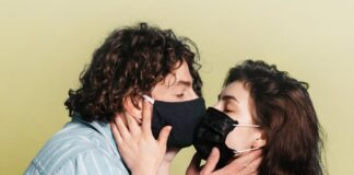 besos, contagio, COVID19