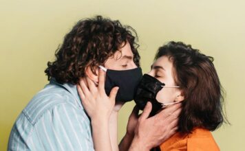 besos, contagio, COVID19