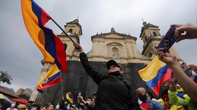 El pueblo colombiano sufre agresiones, represeión y violencia al protestar en las calles (mayo 2021)