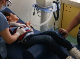 De un médico a otro y solos con los gastos: la lucha de los padres de un niño con atrofia muscular espinal