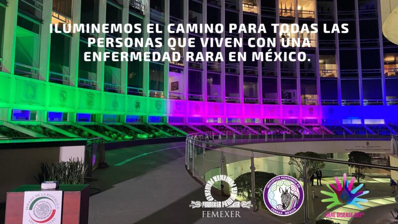 Iluminación del frontispicio del Senado de la República, en coordinación con Cebras México     Miércoles 23 de febrero en el Senado de la República y vía Facebook de FEMEXER (https://www.facebook.com/FedMexEnfermedadesRaras)     La iluminación del frontispicio del Senado de la República y del Congreso de la Unión con los colores emblemáticos del Día de las Enfermedades Raras (rosa, azul y verde) representa un acto simbólico que arropa y da visibilidad a las personas que viven con enfermedades raras (PQVER) en México. Este, como otros esfuerzos durante los últimos días de febrero de cada año, son muy importantes pero nunca serán suficientes para alcanzar la atención sin distingos para todos nuestros enfermos en el país. Ojalá que el efecto óptico que nos permite refractar la luz para diferenciar los colores del Día de las Enfermedades Raras, también nos ofrezca la posibilidad de sensibilizar a todos los hombres y mujeres que en México deciden desde los espacios legislativos lo que habrá de hacerse y conseguirse para los nuestros. Porque en la vida todo se ve mejor a color les agradecemos que iluminen de esta forma el esfuerzo de todos los hombres y mujeres que trabajamos por las personas que viven con una enfermedad rara.