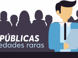 Cómo construir políticas públicas en México para enfermedades raras. El Lic. David Peña Castillo, presidente de FEMEXER, responde. [Un hombre responde ante un micrófono y una multitud detrás de él].