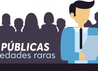 Cómo construir políticas públicas en México para enfermedades raras. El Lic. David Peña Castillo, presidente de FEMEXER, responde. [Un hombre responde ante un micrófono y una multitud detrás de él].