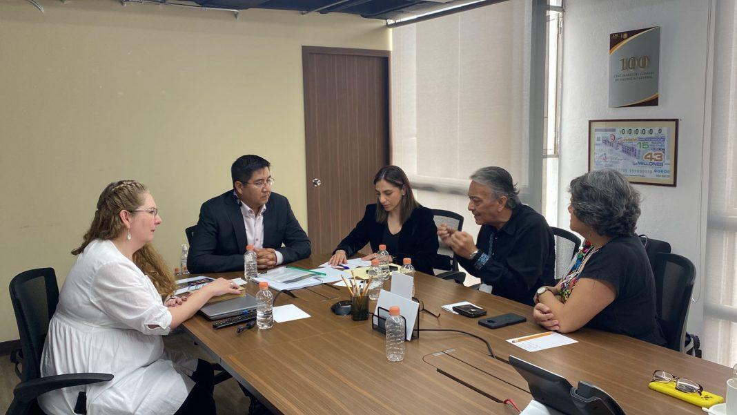 En la mesa de trabajo con el secretario general del Consejo de Salubridad General y con parte de su equipo de colaboradores: de izquierda a derecha, la Dra. Arlene Orta Guerrero, el Dr. Marcos Cantero, la Lic. Yamilé Alonso, el Lic. David Peña y la Ing. Celia Palacios.