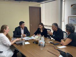 En la mesa de trabajo con el secretario general del Consejo de Salubridad General y con parte de su equipo de colaboradores: de izquierda a derecha, la Dra. Arlene Orta Guerrero, el Dr. Marcos Cantero, la Lic. Yamilé Alonso, el Lic. David Peña y la Ing. Celia Palacios.