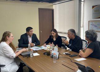 En la mesa de trabajo con el secretario general del Consejo de Salubridad General y con parte de su equipo de colaboradores: de izquierda a derecha, la Dra. Arlene Orta Guerrero, el Dr. Marcos Cantero, la Lic. Yamilé Alonso, el Lic. David Peña y la Ing. Celia Palacios.