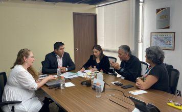 En la mesa de trabajo con el secretario general del Consejo de Salubridad General y con parte de su equipo de colaboradores: de izquierda a derecha, la Dra. Arlene Orta Guerrero, el Dr. Marcos Cantero, la Lic. Yamilé Alonso, el Lic. David Peña y la Ing. Celia Palacios.