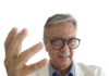 Lic. David Peña Castillo, presidente de FEMEXER, con una mano abierta al frente, expresa su disgusto.