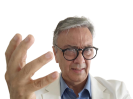 Lic. David Peña Castillo, presidente de FEMEXER, con una mano abierta al frente, expresa su disgusto.