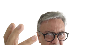 Lic. David Peña Castillo, presidente de FEMEXER, con una mano abierta al frente, expresa su disgusto.